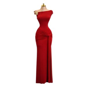 Vestido Rojo Asimétrico Broche Dorado