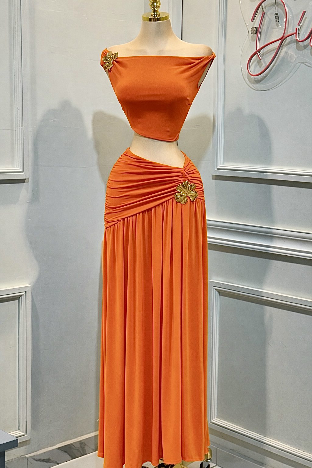 Conjunto Naranja Con Corte Asimétrico Y Falda Fluida Drapada - Image 4