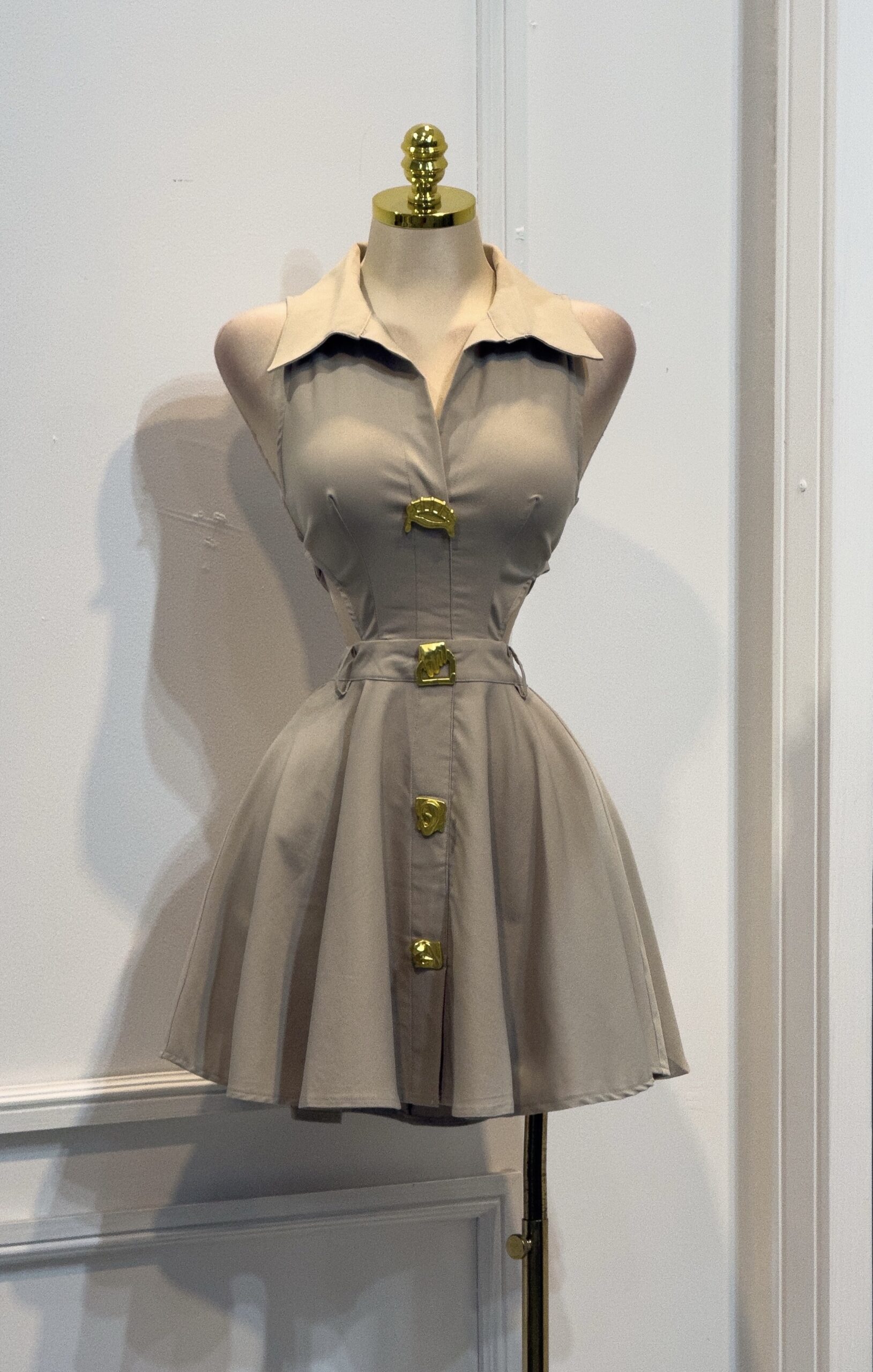 Vestido Beige Tipo Camisero Con Cuello Y Botones Dorados Y Falda Acampanada - Image 4