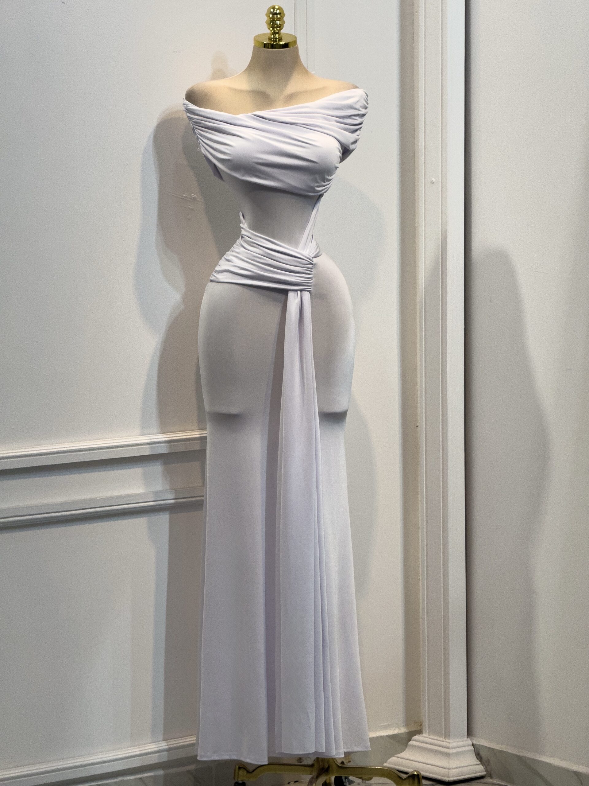 Vestido Largo Blanco Con Drapado Y Caída Fluida - Image 3