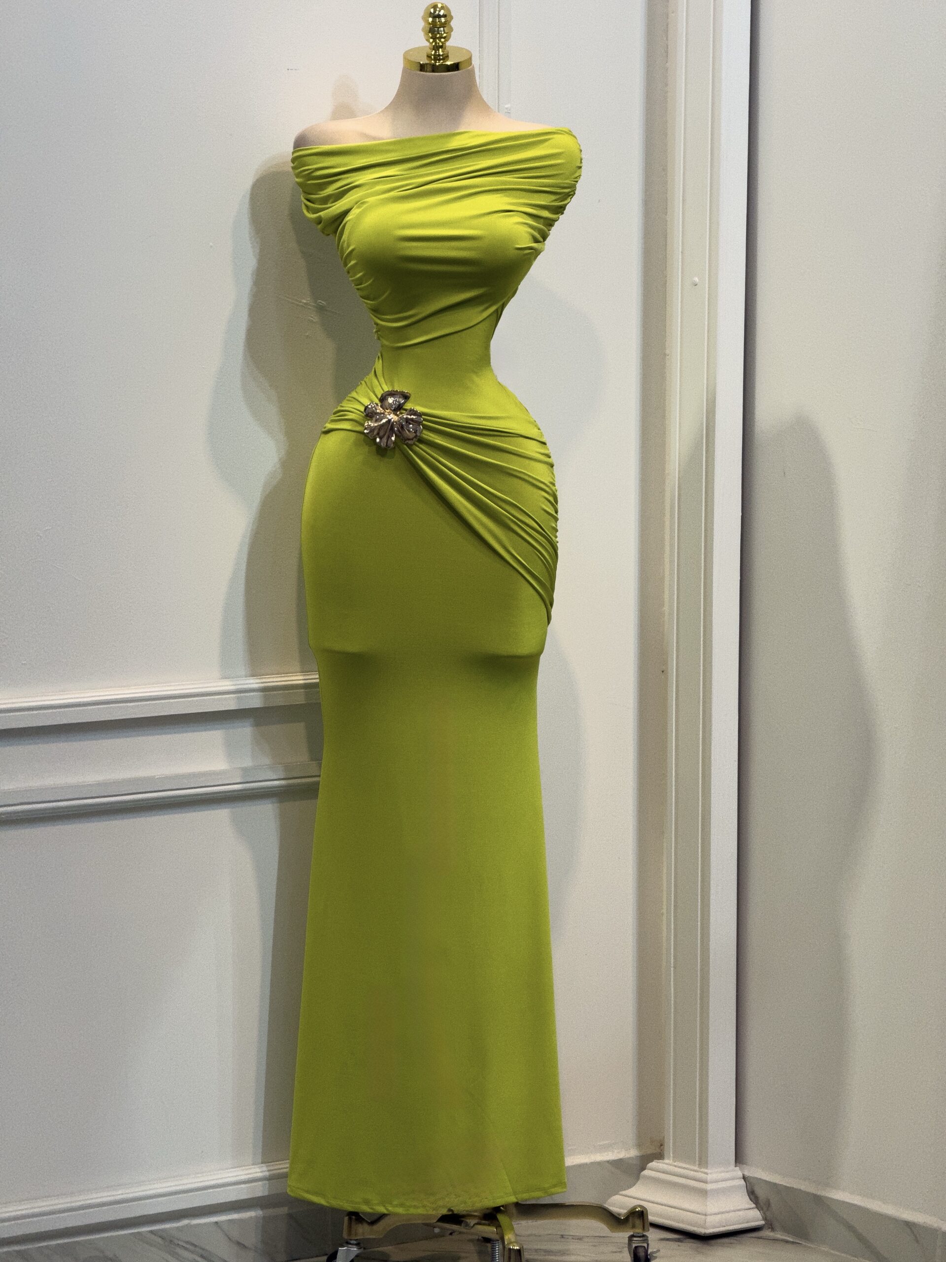 Vestido Verde Ajustado Con Drapado Y Aplicación Floral - Image 4