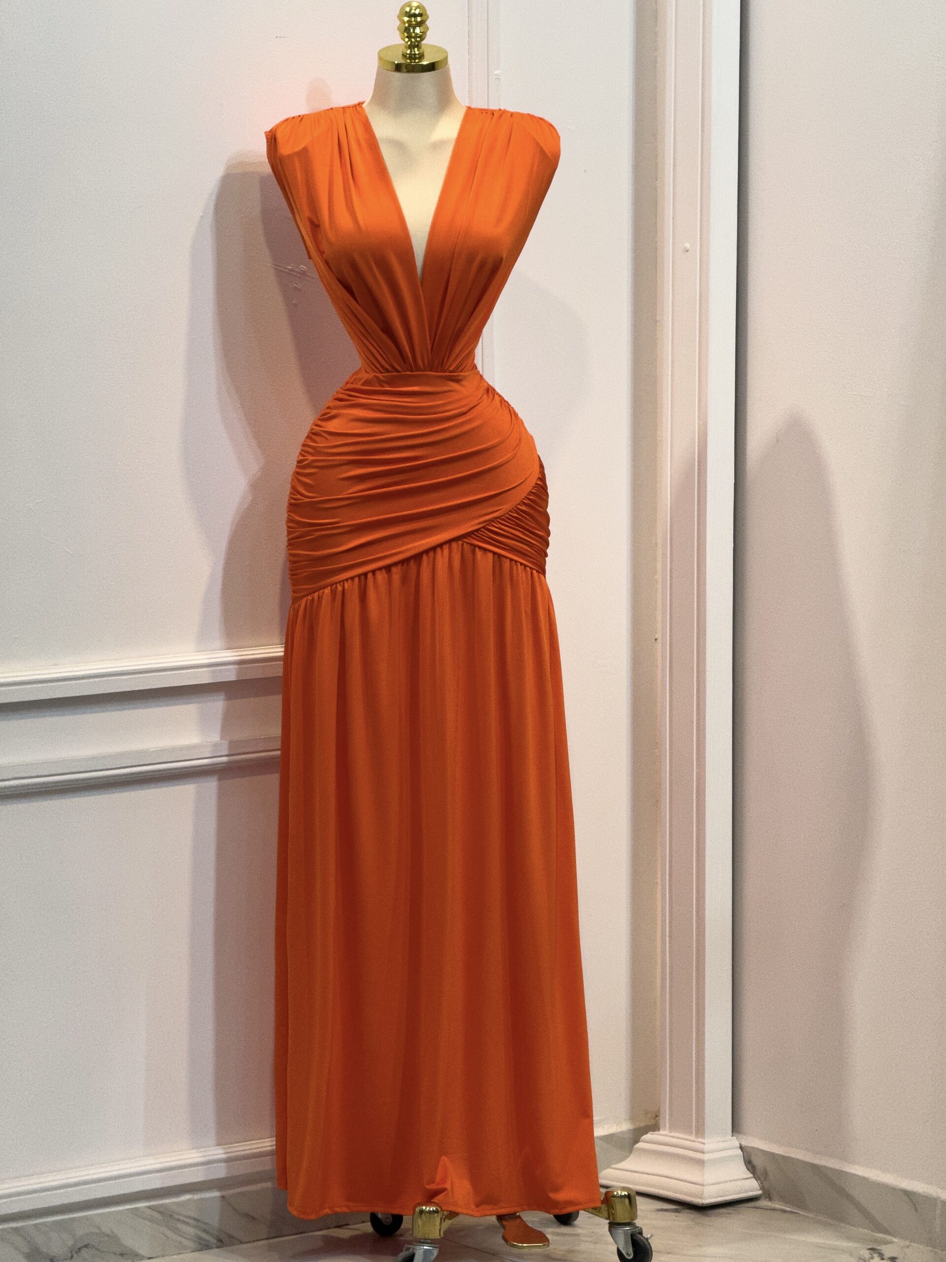 Vestido Naranja Con Escote Profundo Y Drapado En Cintura - Image 4