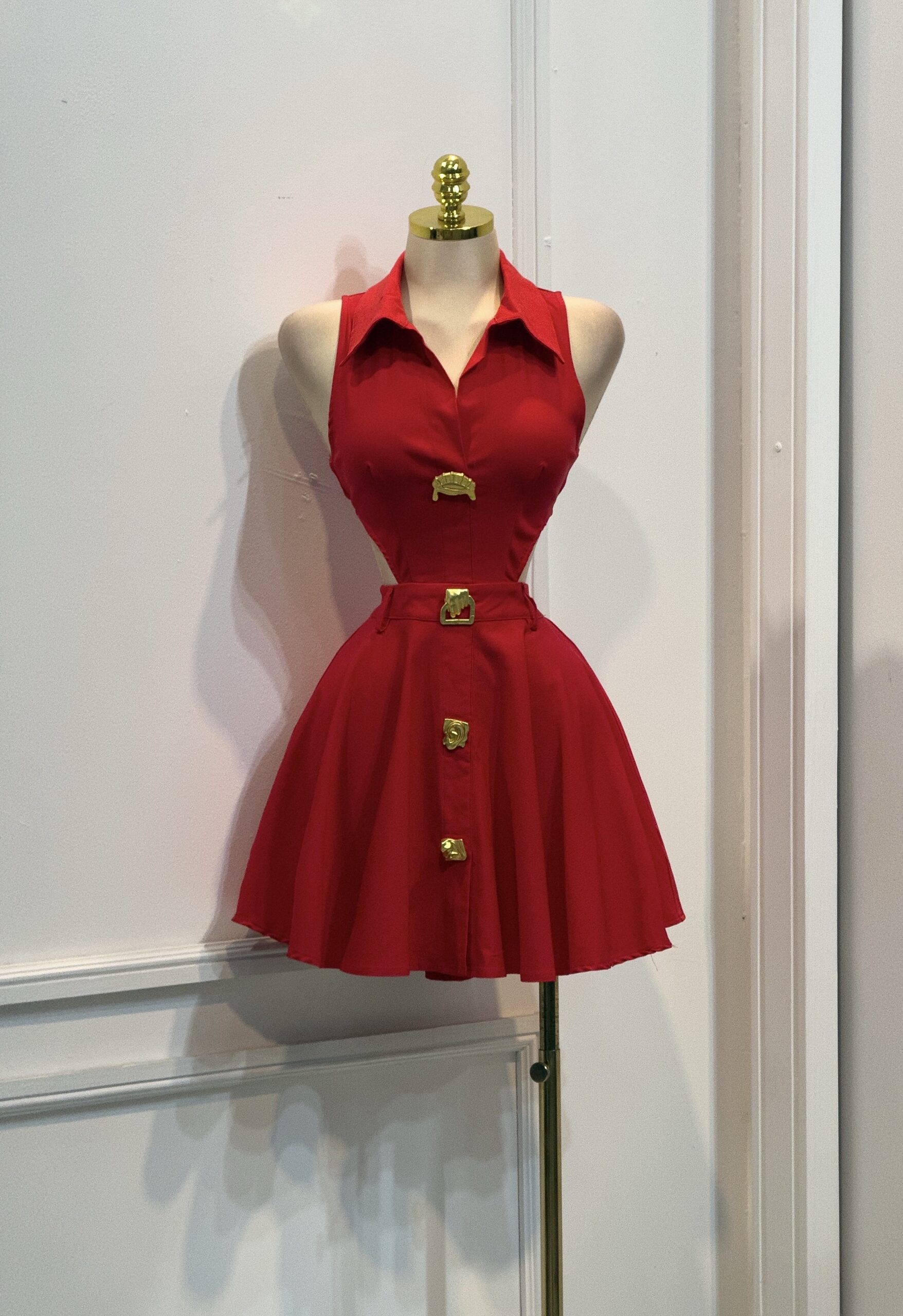 Vestido Corto Rojo Con Botones Dorados Y Falda Acampanada - Image 4