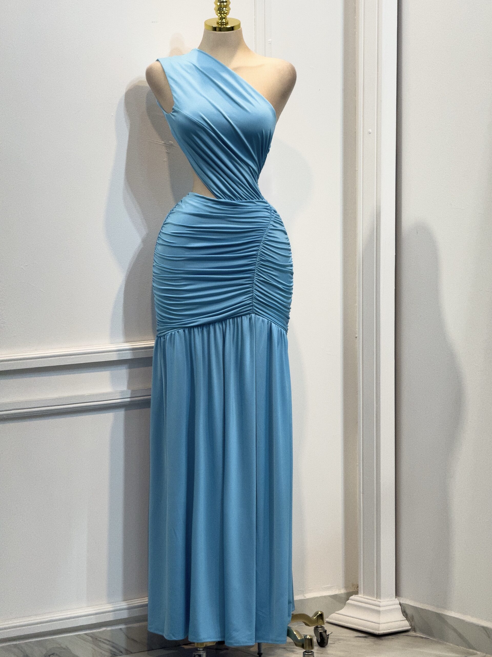 Vestido Azul Asimétrico Con Drapado Y Corte Entallado - Image 4