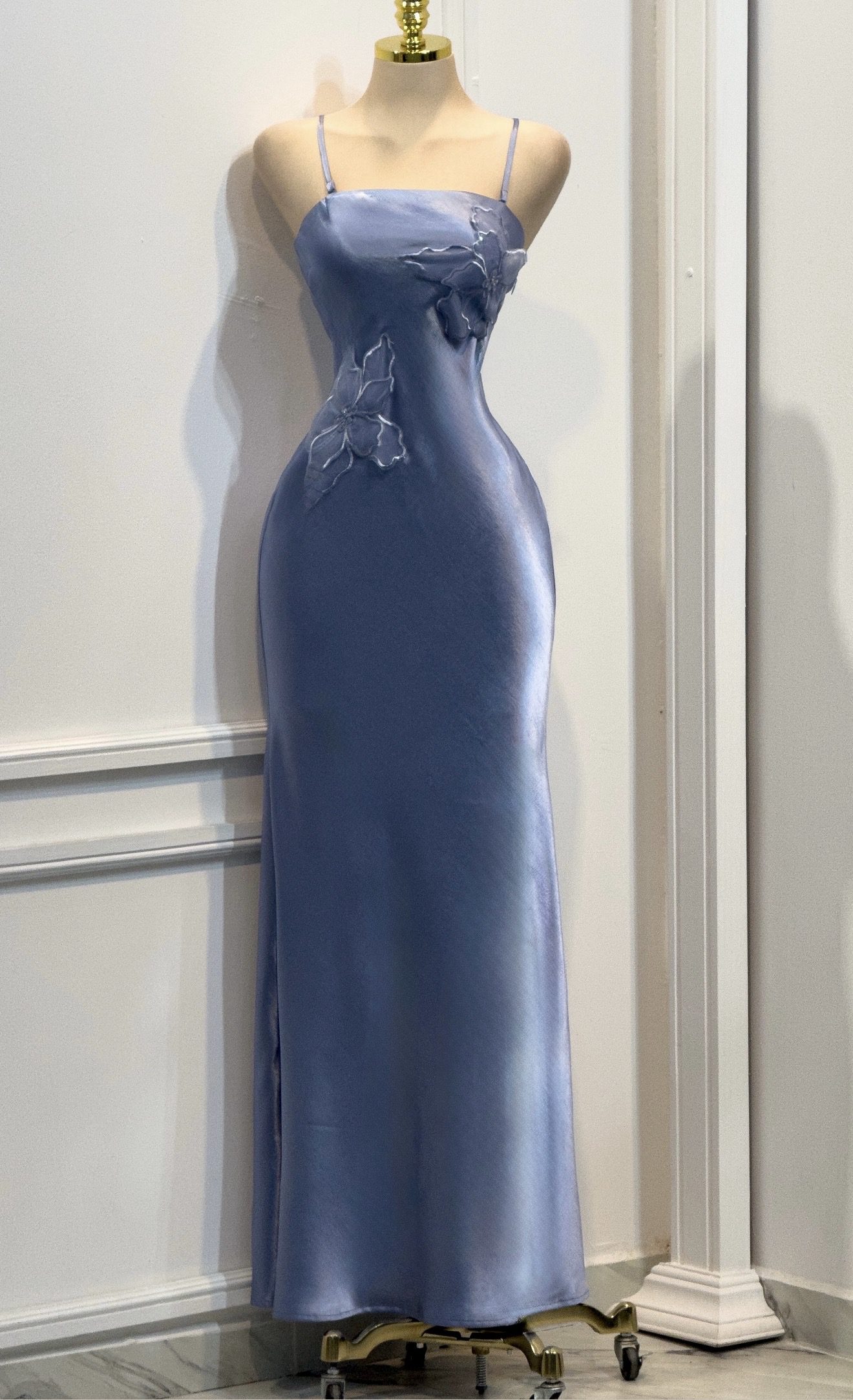 Vestido Azul Satinado Con Tirantes Delgados Y Bordado Floral - Image 4