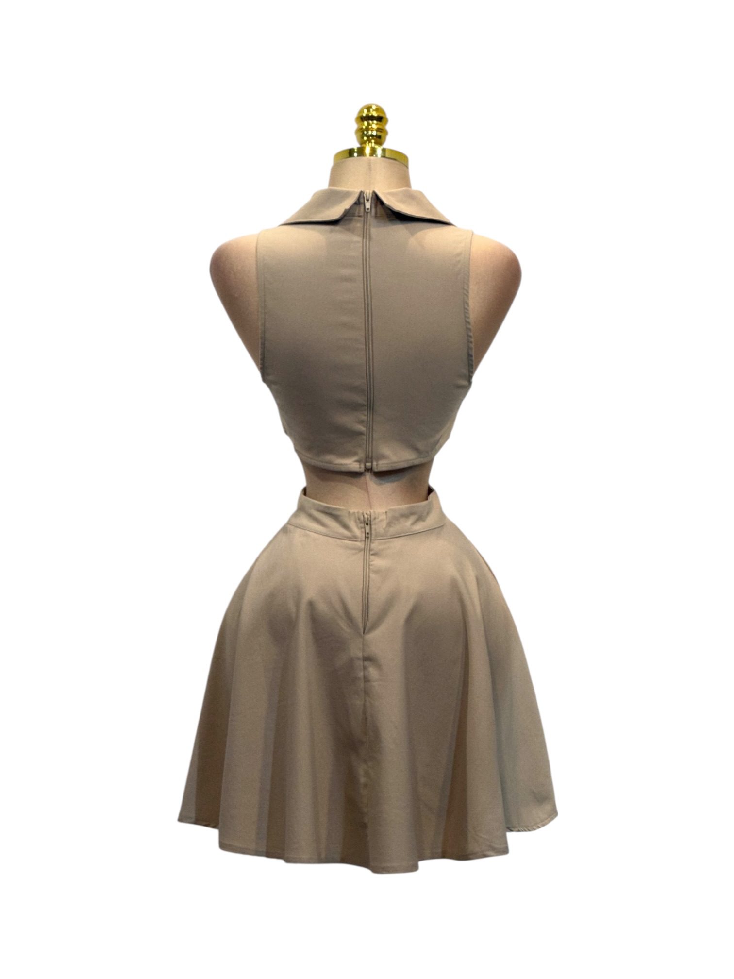 Vestido Beige Tipo Camisero Con Cuello Y Botones Dorados Y Falda Acampanada - Image 3