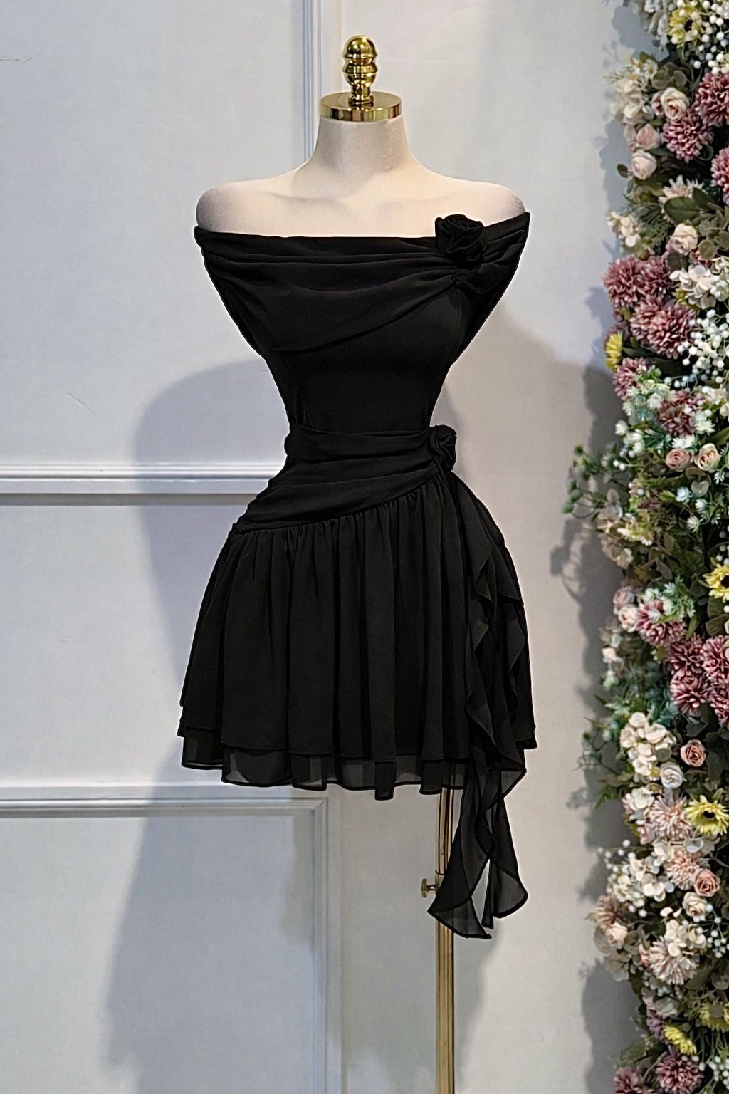 Vestido Corto Negro Con Drapado Y Falda En Capas - Image 4