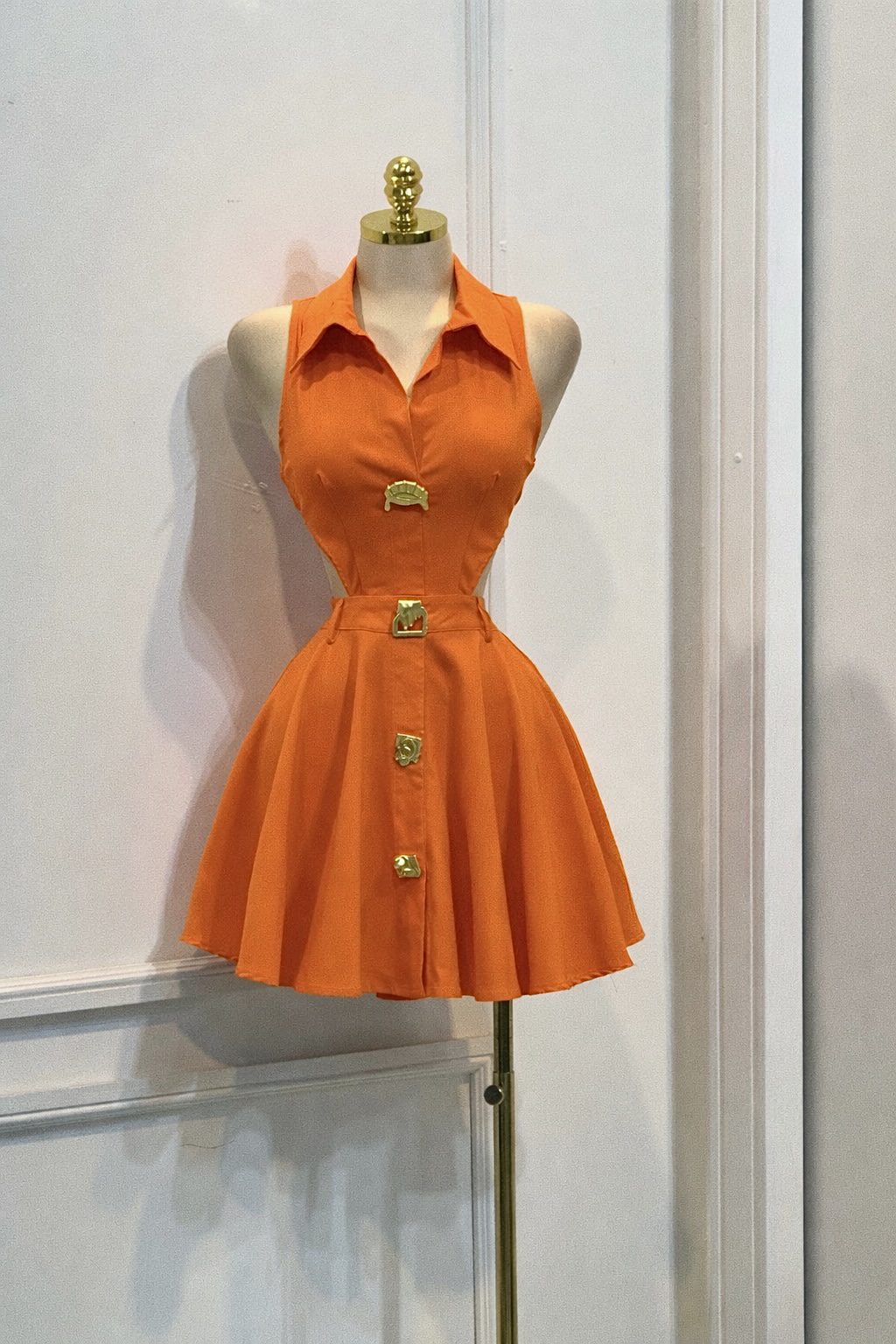 Vestido Corto Naranja Con Botones Dorados Y Falda Acampanada - Image 4