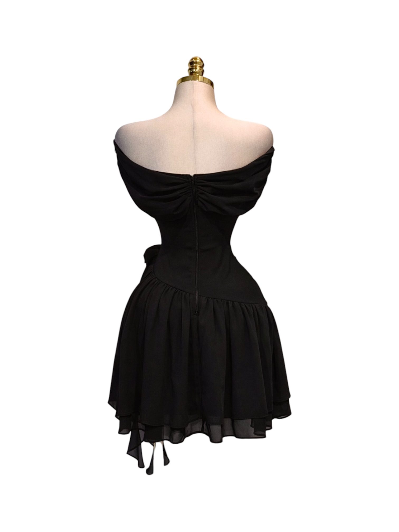 Vestido Corto Negro Con Drapado Y Falda En Capas - Image 3