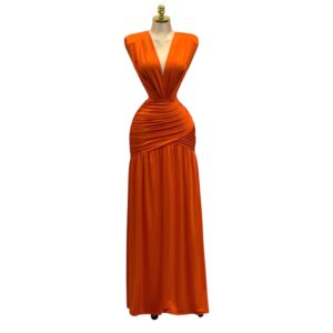 Vestido Naranja Con Escote Profundo Y Drapado En Cintura
