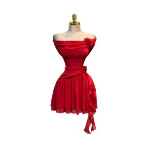 Vestido Corto Rojo Con Drapado Y Falda En Capas