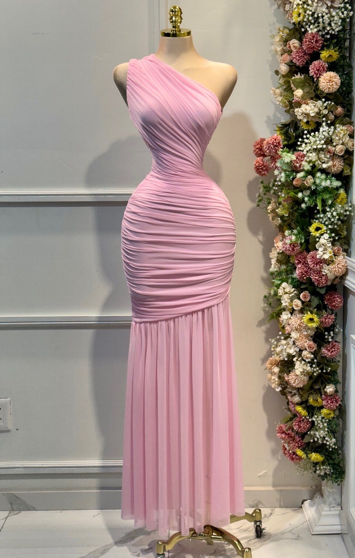Vestido Rosa De Un Hombro Con Drapeado Y Caída Fluida - Image 4