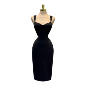Vestido Negro Ajustado Con Tirantes Y Escote Corazón Clásico