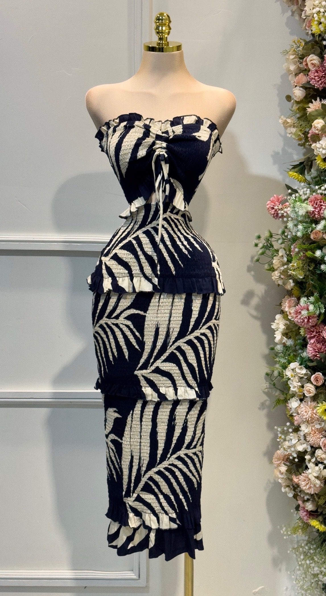 Vestido Strapless Estampado Blanco Y Negro Con Volantes Modernos - Image 4