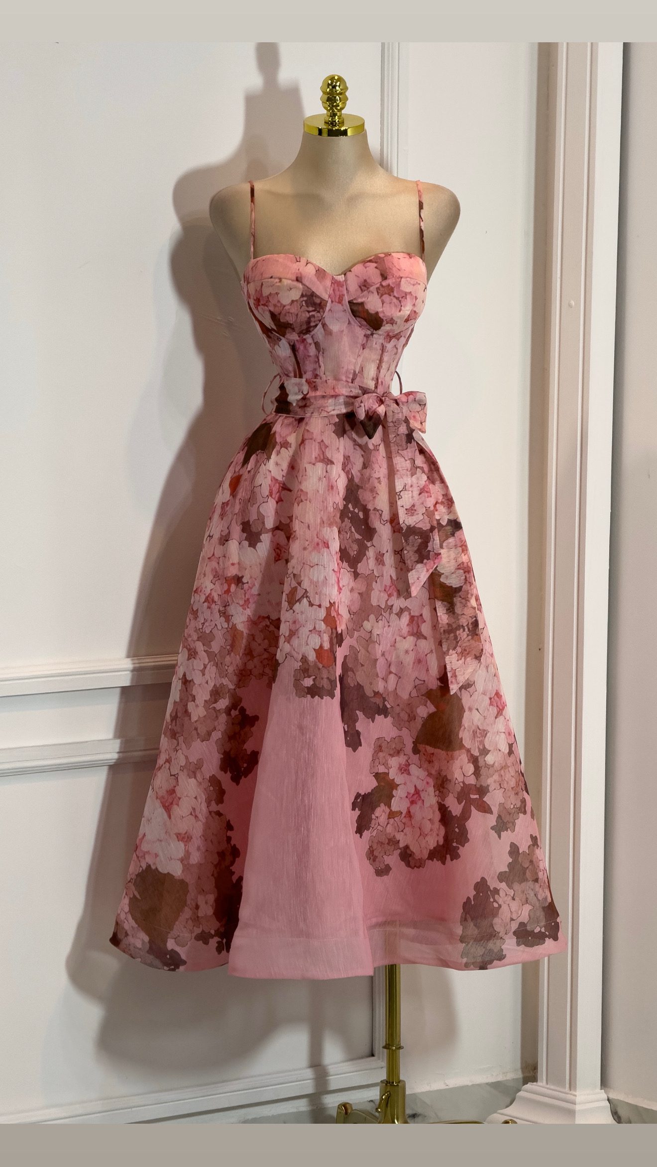 Vestido Midi Rosa Floral Con Tirantes Y Falda Amplia Elegante - Image 4