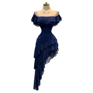 Vestido Azul Marino Con Volantes En Capas Y Corte Asimétrico Elegante