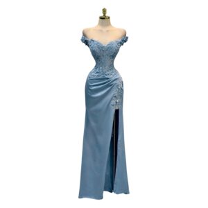 Vestido Azul Cielo Con Bordado Y Abertura Elegante