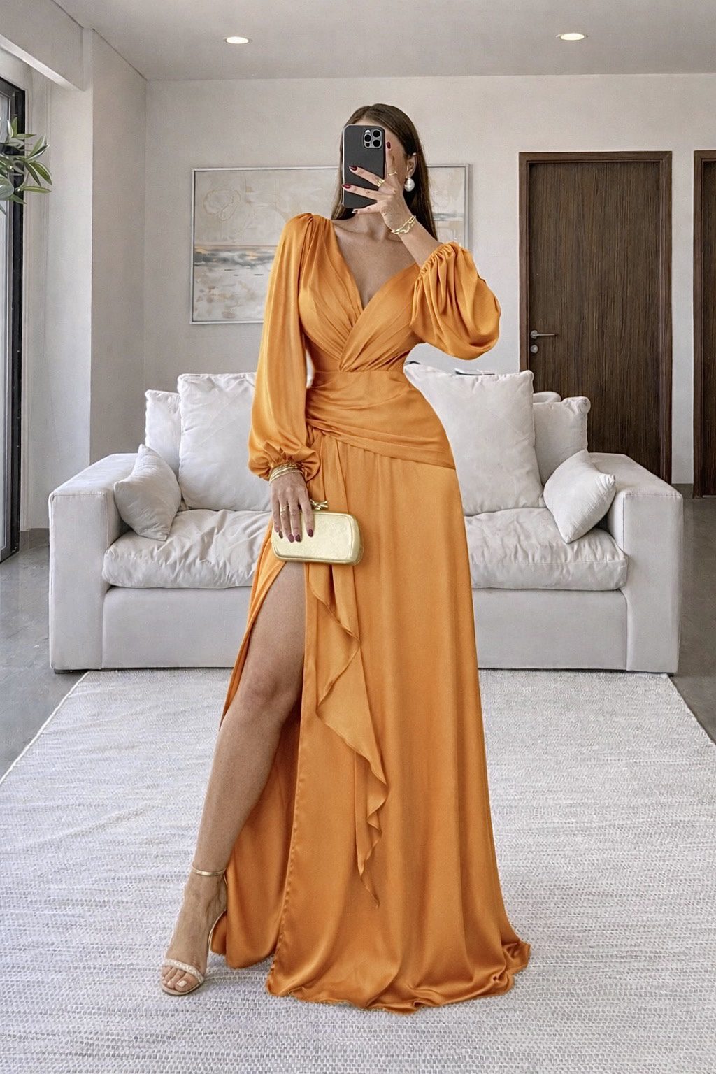 Vestido Naranja Satinado Con Manga Larga Y Abertura Fluida Elegante - Image 3