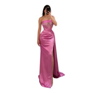 Vestido Rosa Satinado Con Corset Transparente Y Abertura Elegante