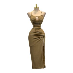 Vestido Beige Ajustado Con Textura Y Abertura Lateral Sofisticada