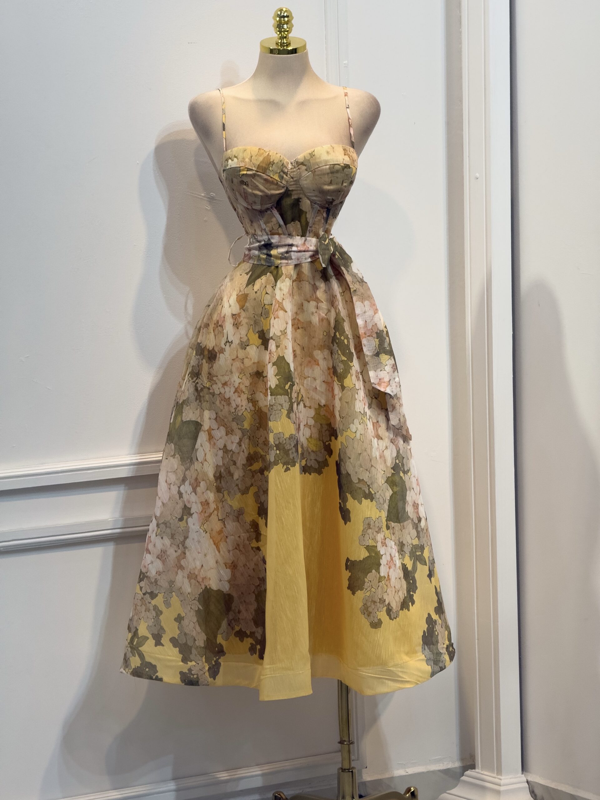 Vestido Amarillo Floral Con Falda Amplia Y Cintura Definida Romántico - Image 3