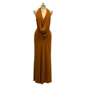Vestido Marrón Halter Con Caída Suelta Y Estilo Minimalista