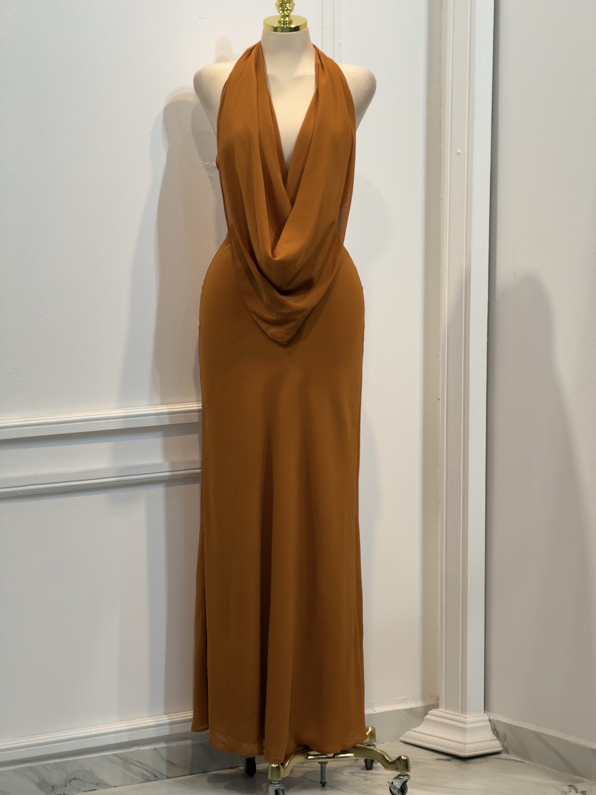 Vestido Marrón Halter Con Caída Suelta Y Estilo Minimalista - Image 4