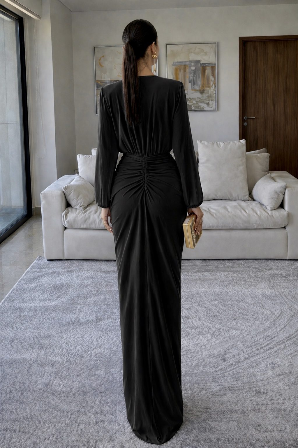 Vestido Negro Con Escote Profundo Y Abertura En Pierna - Image 4