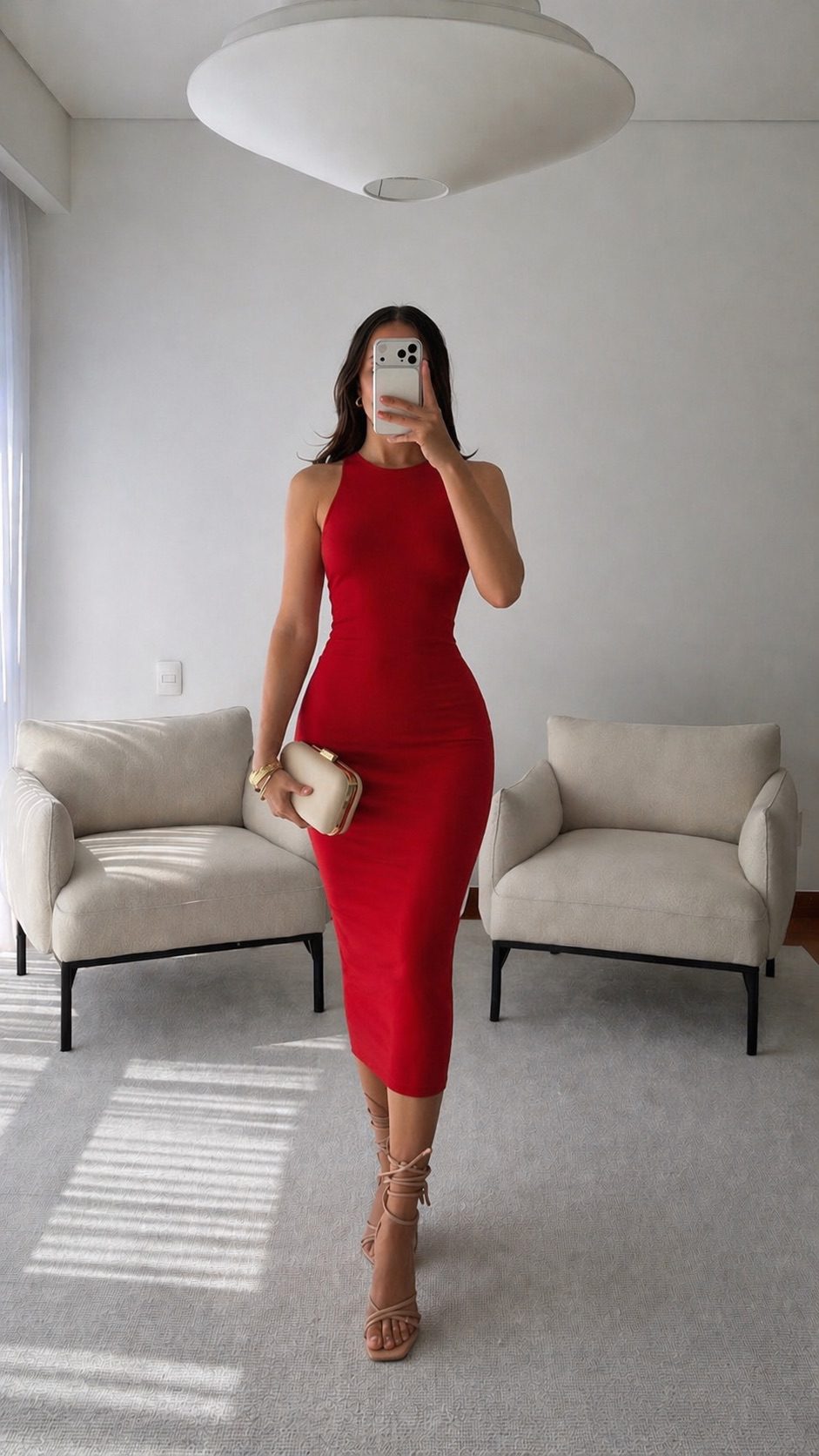 Vestido Rojo Ajustado Con Corte Halter Minimalista - Image 3