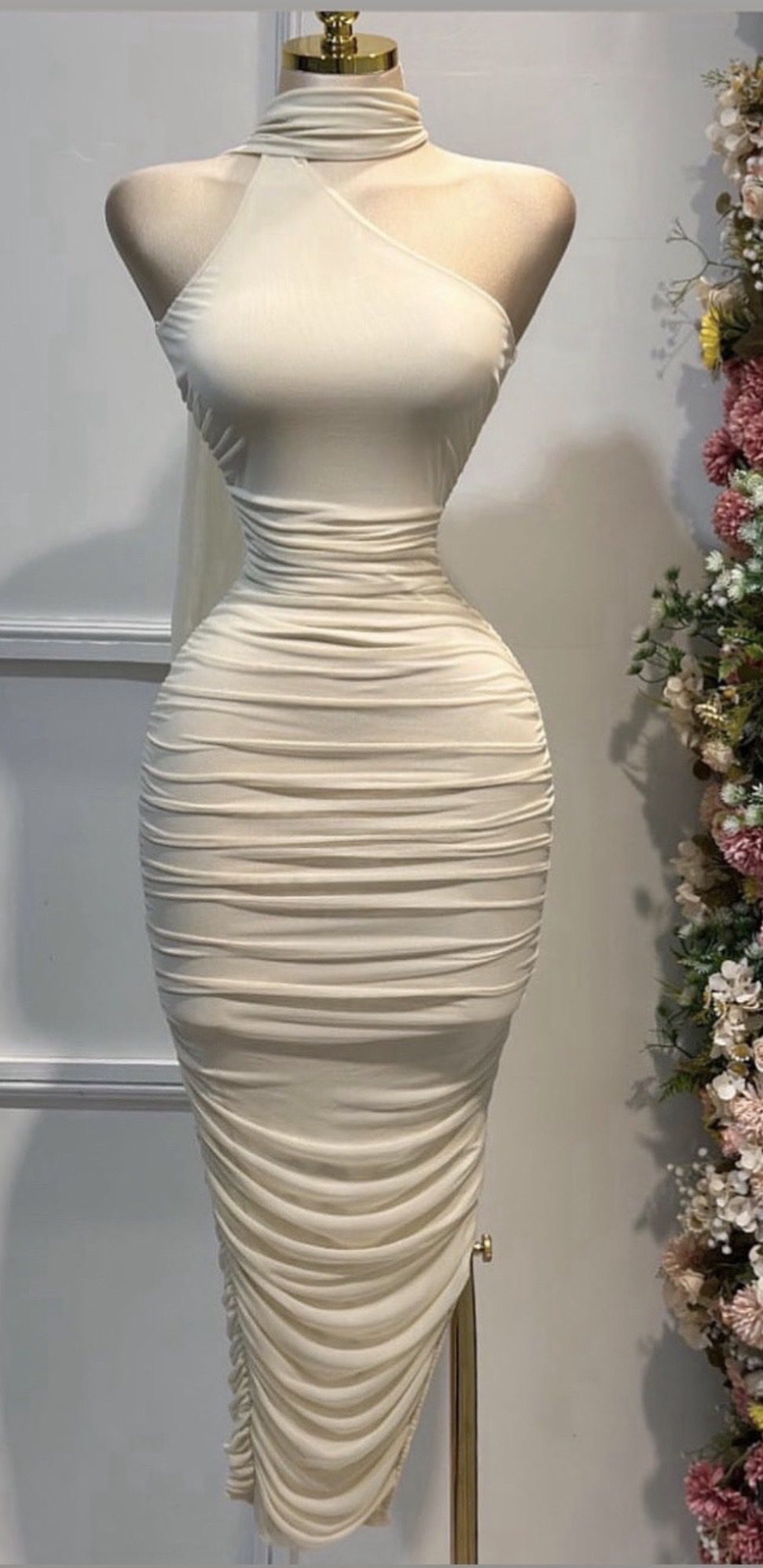 Vestido Midi Beige Con Cuello Halter Y Drapeado Ajustado - Image 4