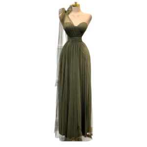 Vestido Verde Olivo De Tul Con Hombro Asimétrico