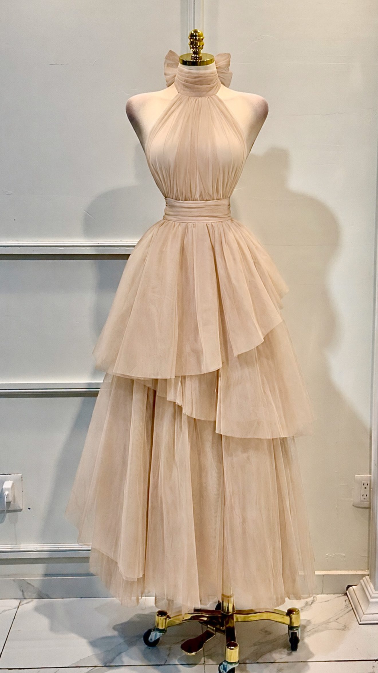 Vestido Nude De Tul Con Cuello Halter Y Falda En Capas Voluminosa - Image 4