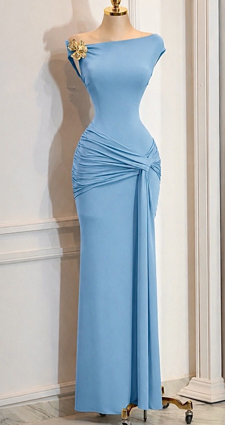 Vestido Azul Con Escote Asimétrico Y Drapeado Lateral - Image 4