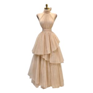 Vestido Nude De Tul Con Cuello Halter Y Falda En Capas Voluminosa