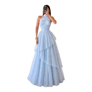 Vestido Azul Cielo De Tul Con Cuello Halter Y Falda En Capas