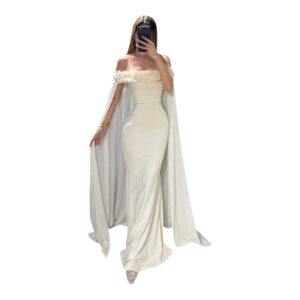 Vestido Blanco Con Capa Fluida Y Detalle Sofisticado