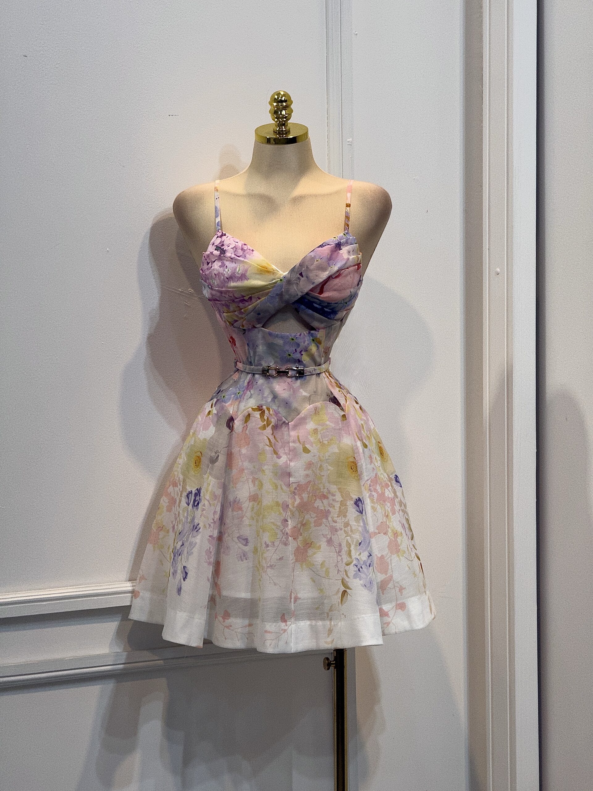 Vestido Floral Pastel Con Cut-Out Y Tirantes - Image 4