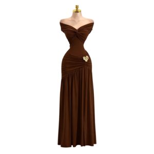 Vestido Chocolate Con Drappeado Y Detalle Dorado Sofisticado