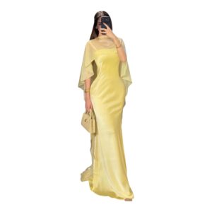 Vestido Amarillo Con Capa Fluida