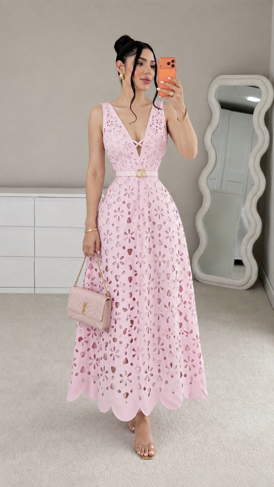 Vestido Rosa Con Calado Floral, Escote En V Y Cinturón - Image 4