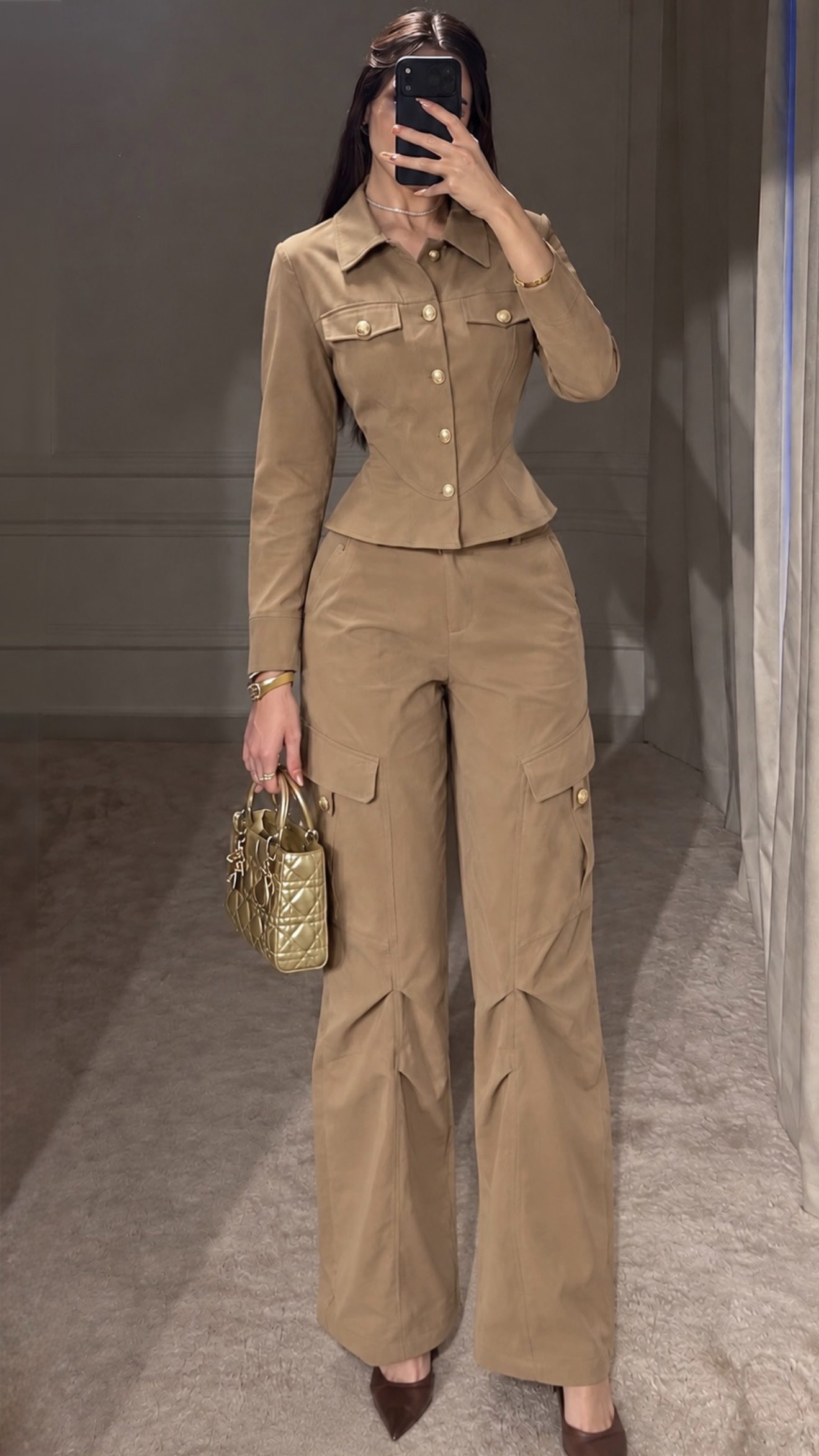 Conjunto Camel Con Chaqueta Entallada Y Pantalón Cargo - Image 3