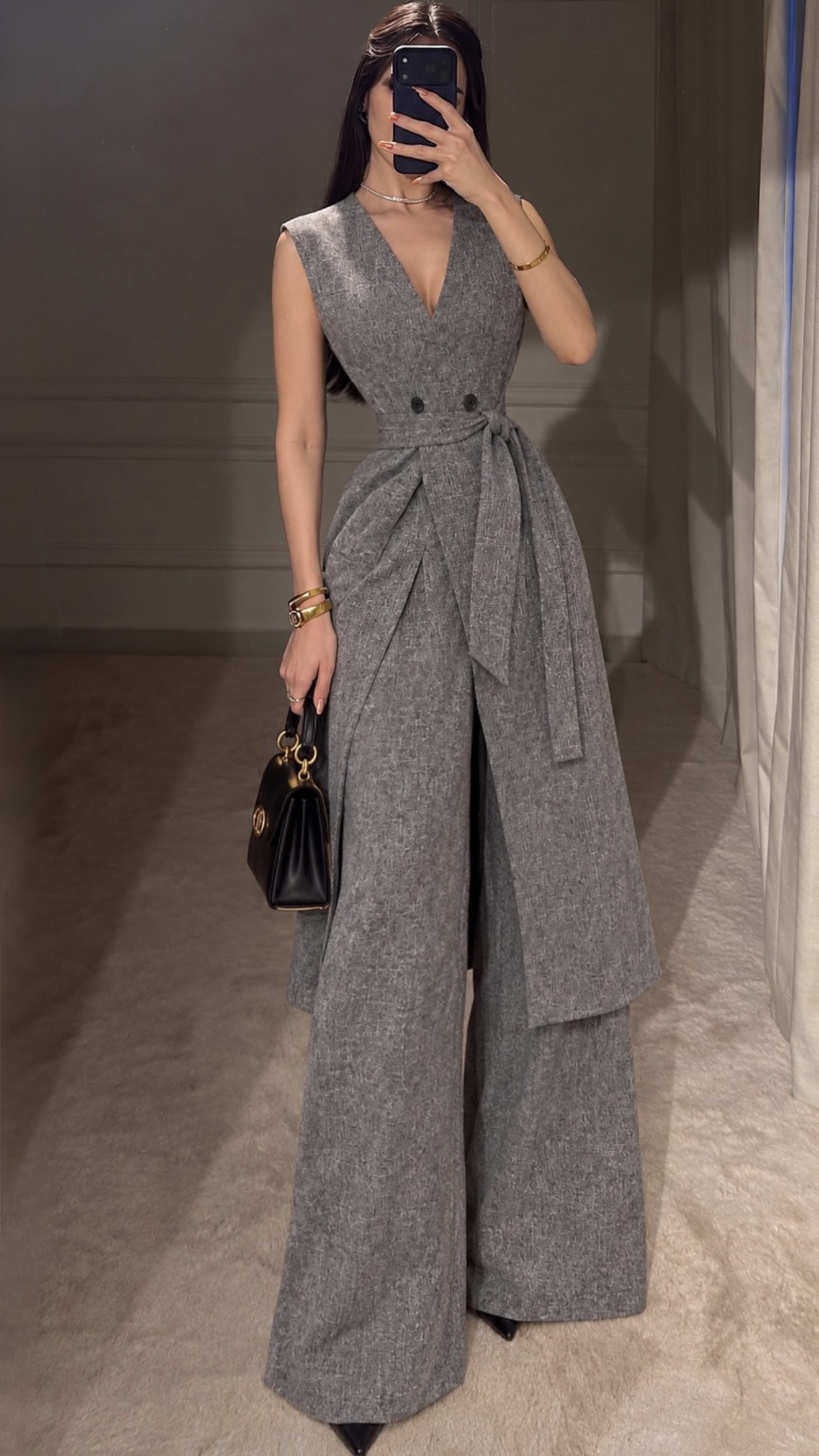 Conjunto Gris Con Chaleco Largo Y Pantalón Amplio - Image 3