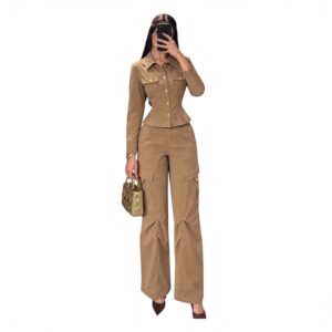 Conjunto Camel Con Chaqueta Entallada Y Pantalón Cargo
