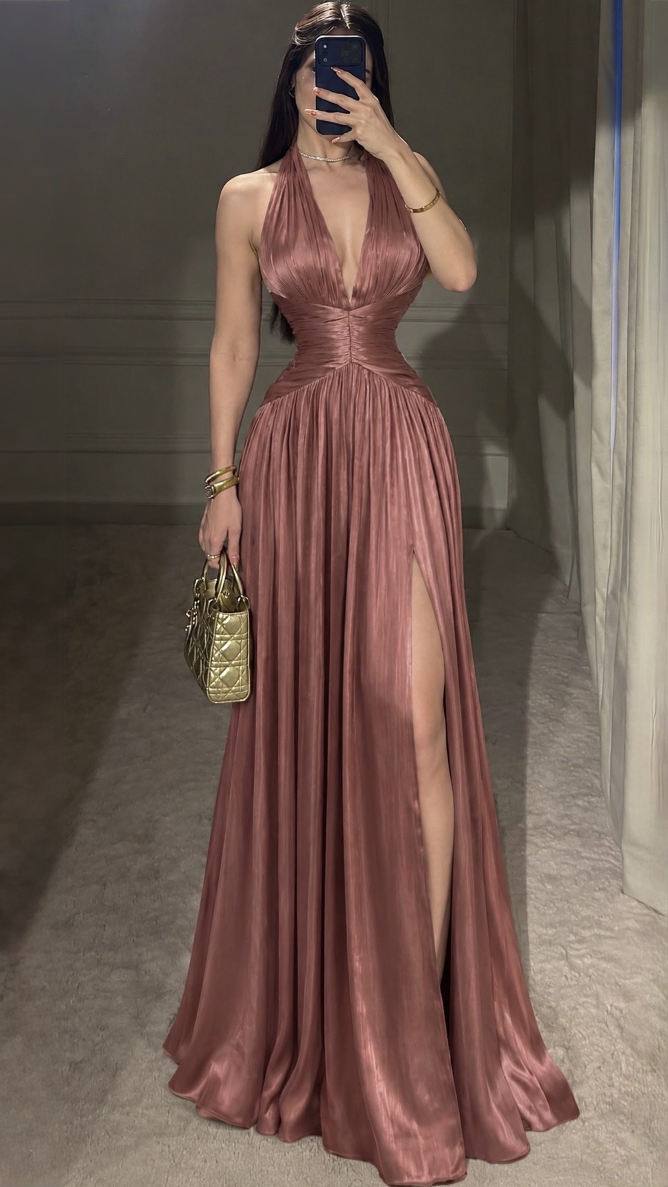 Vestido Marsala Satinado Halter Con Abertura - Image 4