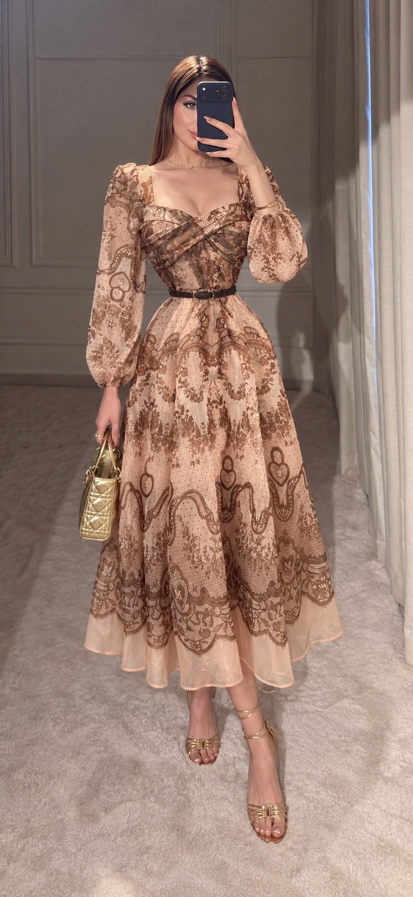 Vestido Beige Con Estampado Barroco Mangas Abullonadas Y Cinturón - Image 4