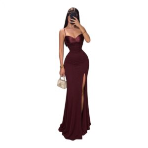 Vestido Vino Con Tirantes, Pedrería Y Abertura Frontal