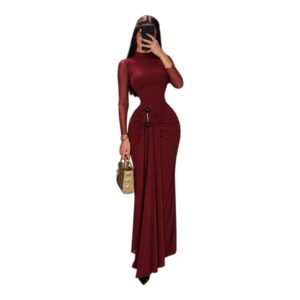 Vestido Vino De Cuello Alto Con Fruncido Y Detalle Metálico