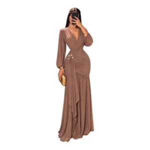 Vestido Largo Taupe Con Escote Profundo, Mangas Largas Y Detalle Dorado