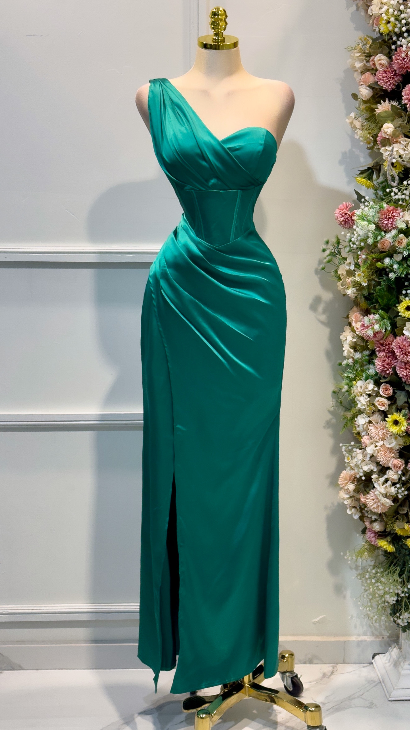 Vestido Verde Esmeralda Asimétrico De Satin - Image 3