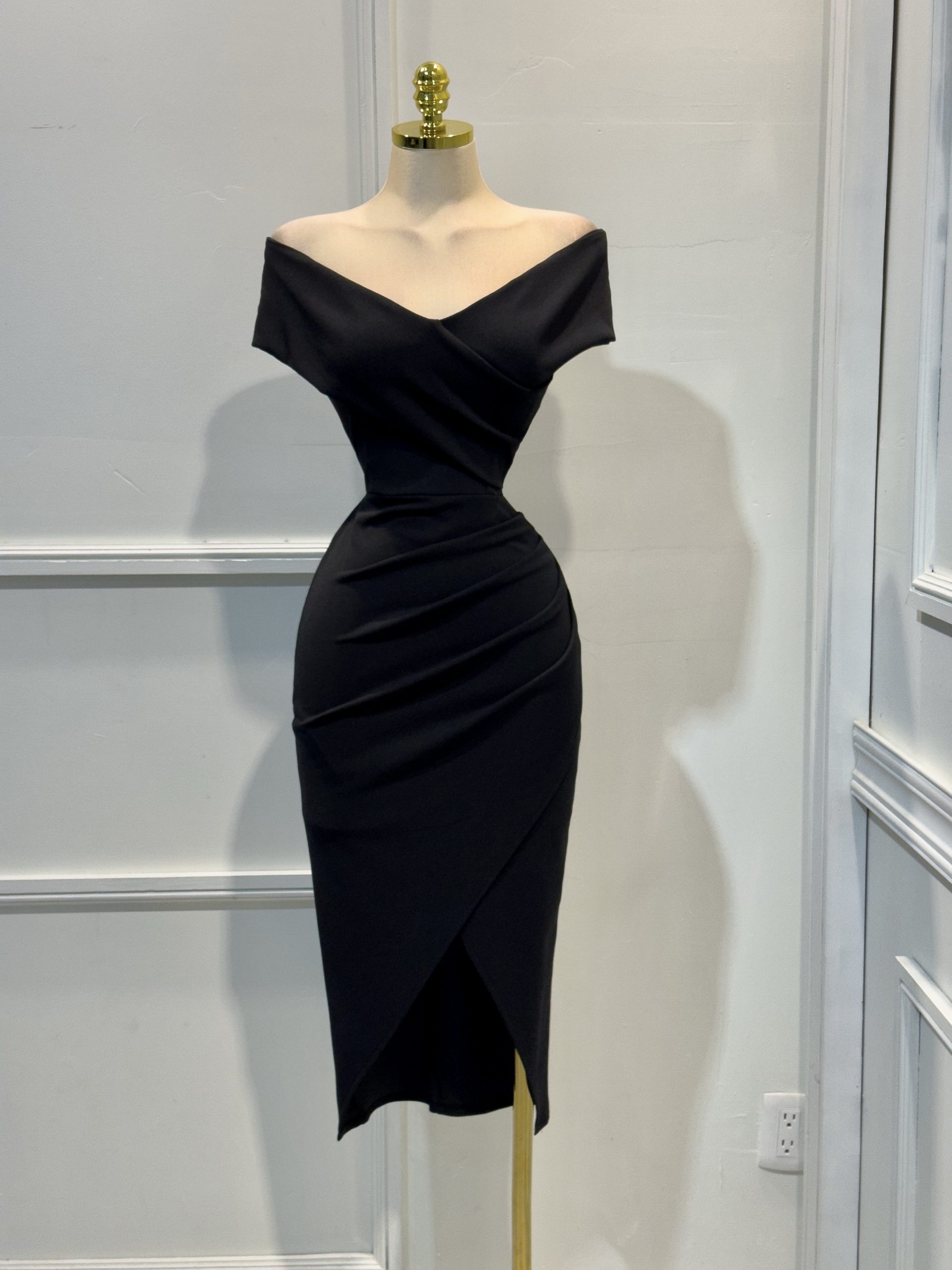 Vestido Negro Midi Con Drapado Frontal - Image 4